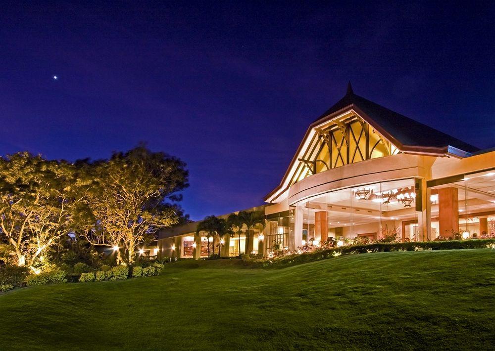 Taal Vista Hotel Tagaytay City Extérieur photo The Royal Thai Golf and Country Club