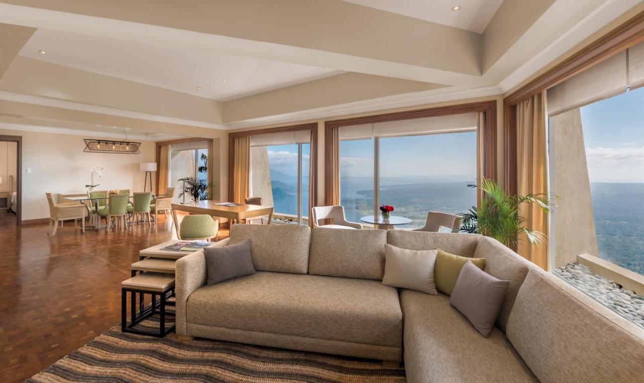 Taal Vista Hotel Tagaytay City Extérieur photo A living room in a suite at the Four Seasons Hotel Istanbul