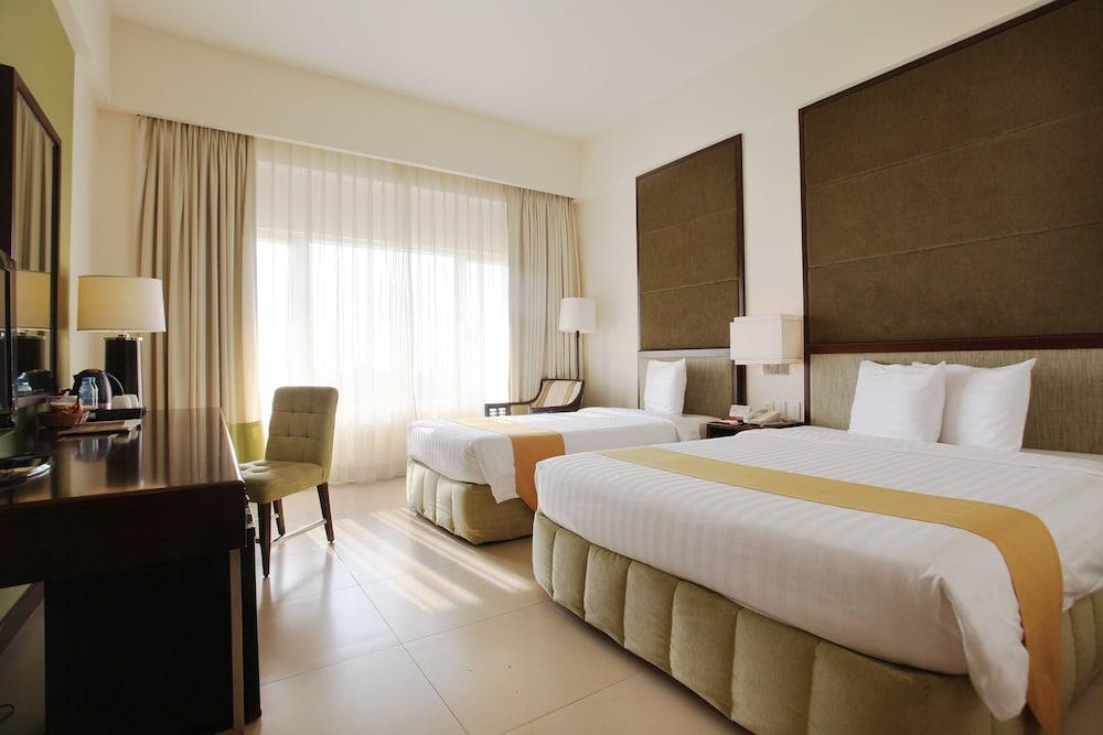 Taal Vista Hotel Tagaytay City Extérieur photo A room at the hotel