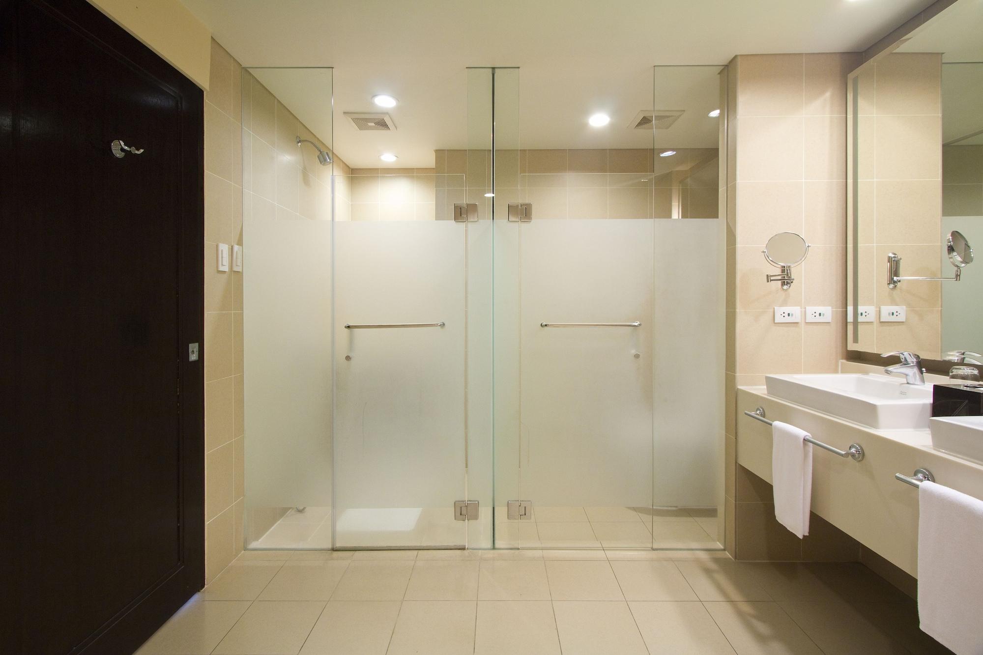 Taal Vista Hotel Tagaytay City Extérieur photo A walk-in shower