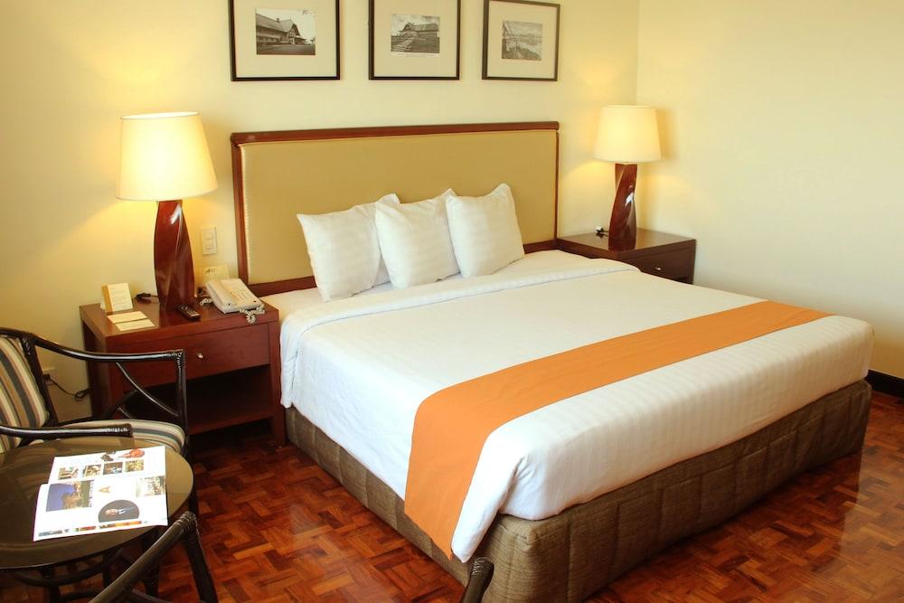 Taal Vista Hotel Tagaytay City Extérieur photo A room at the hotel