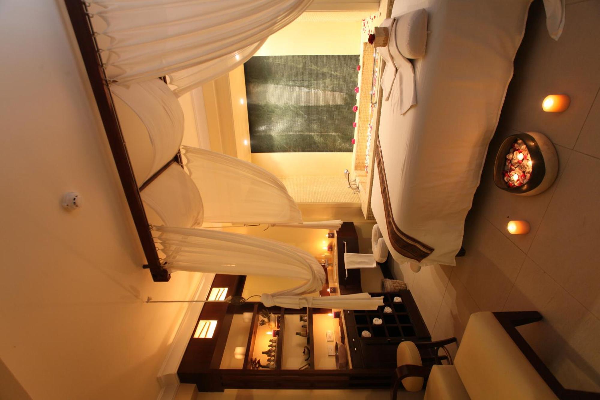 Taal Vista Hotel Tagaytay City Extérieur photo A room at the spa