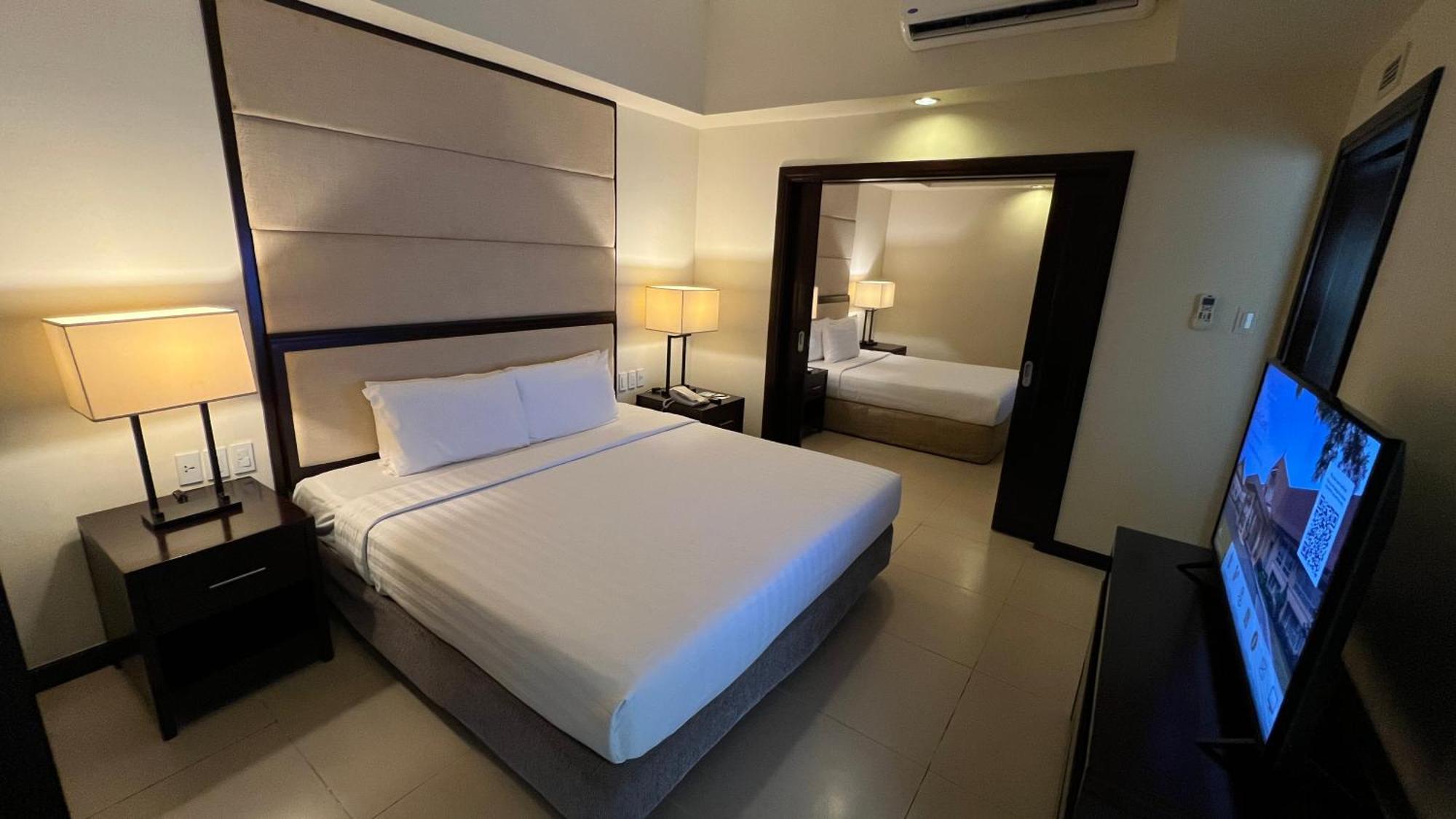 Taal Vista Hotel Tagaytay City Extérieur photo A bedroom at the hotel
