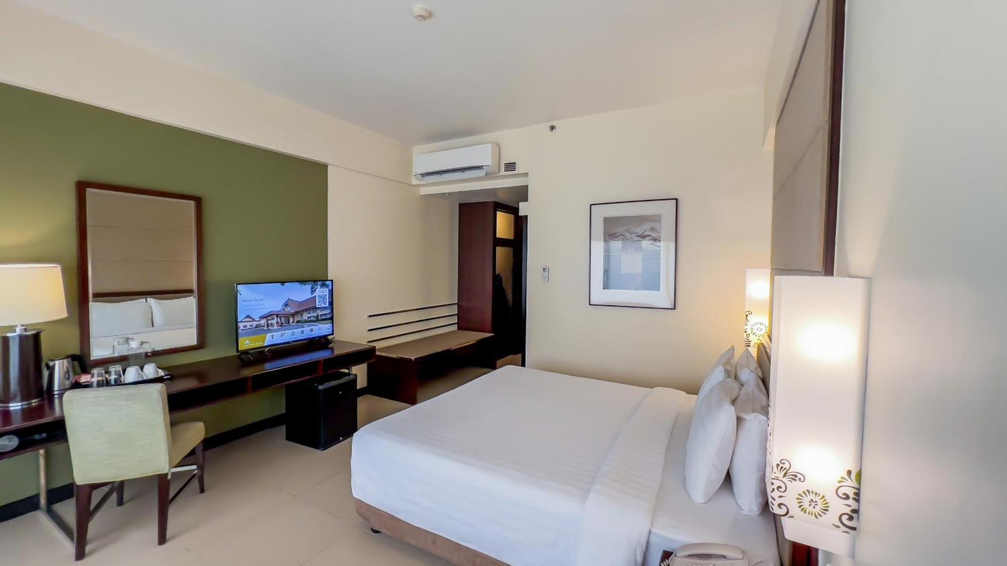 Taal Vista Hotel Tagaytay City Extérieur photo A room at the hotel
