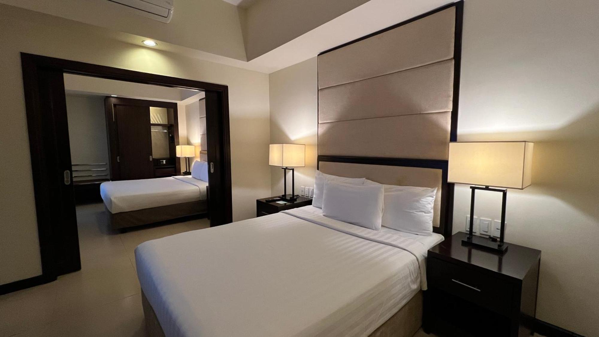 Taal Vista Hotel Tagaytay City Extérieur photo A bedroom at the hotel
