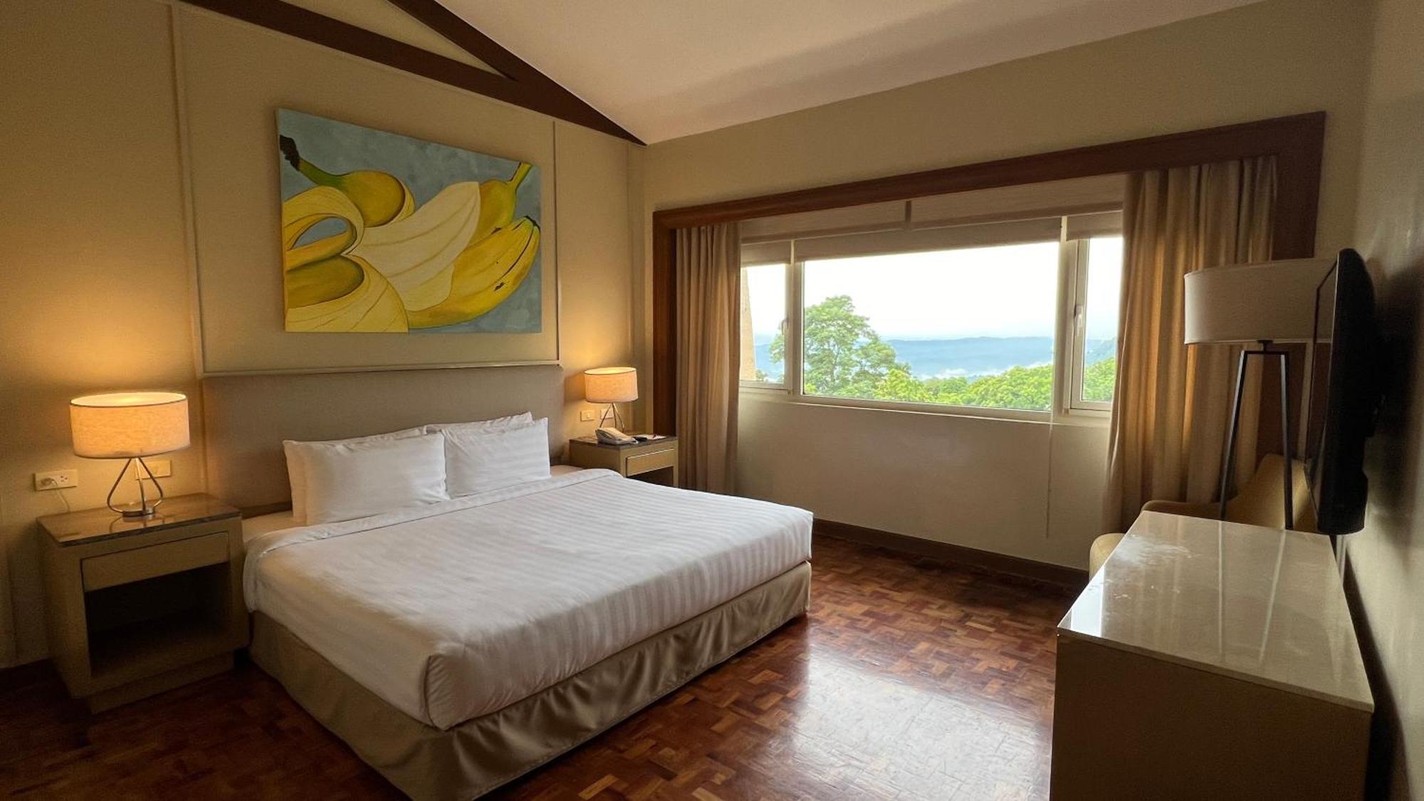 Taal Vista Hotel Tagaytay City Extérieur photo A bedroom at the Shangri-La Hotel, Kuala Lumpur