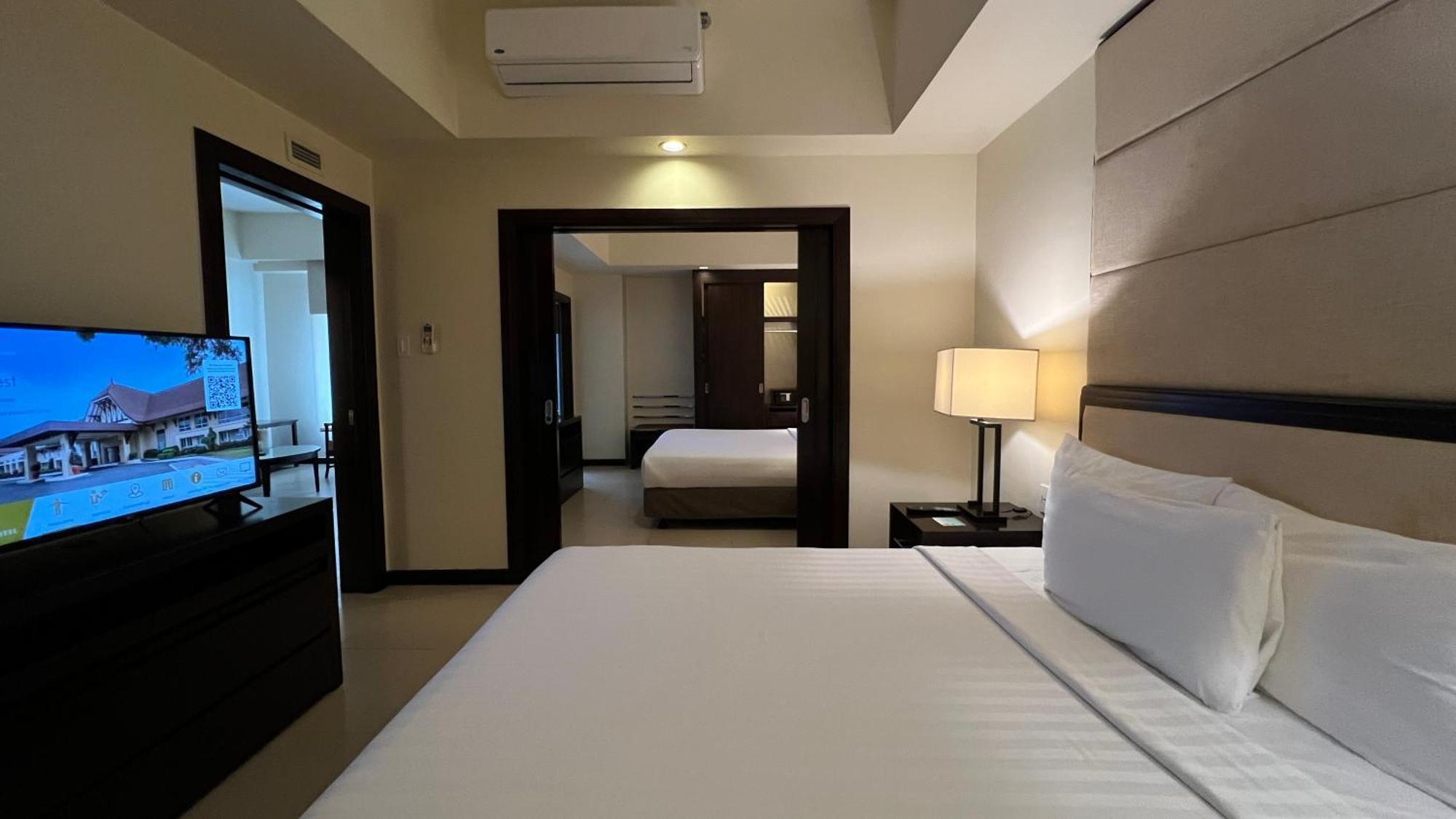Taal Vista Hotel Tagaytay City Extérieur photo A bedroom at the hotel