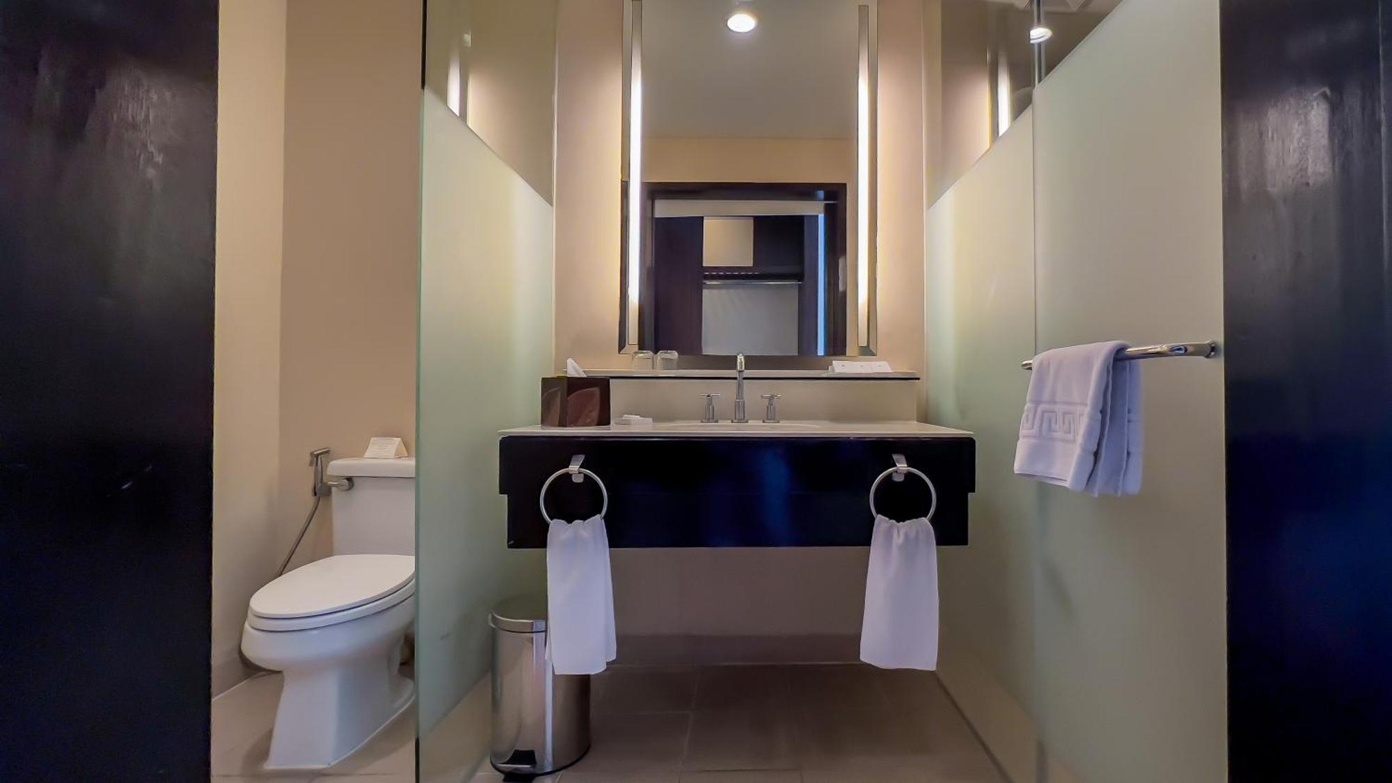 Taal Vista Hotel Tagaytay City Extérieur photo Bathroom in a hotel