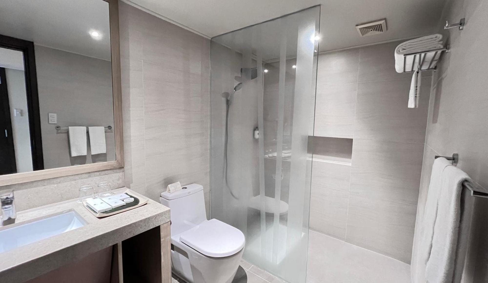 Taal Vista Hotel Tagaytay City Extérieur photo A shower cubicle