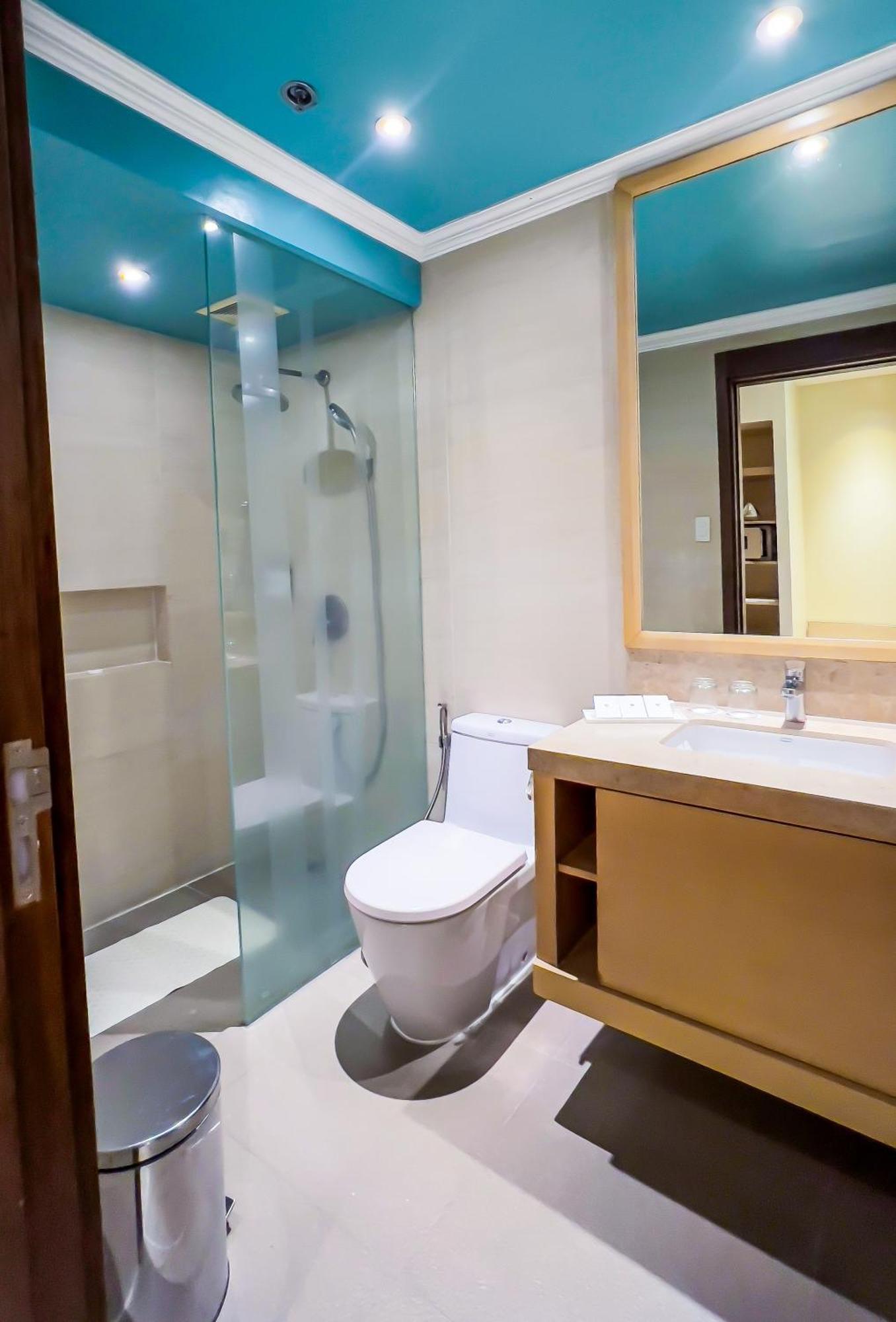 Taal Vista Hotel Tagaytay City Extérieur photo A bathroom with a shower cubicle
