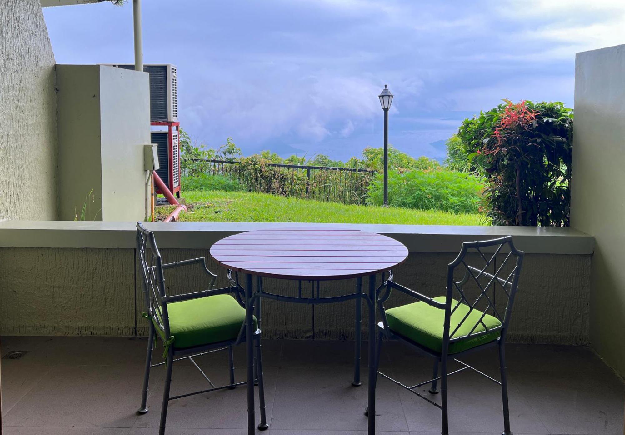 Taal Vista Hotel Tagaytay City Extérieur photo A balcony in a condominium
