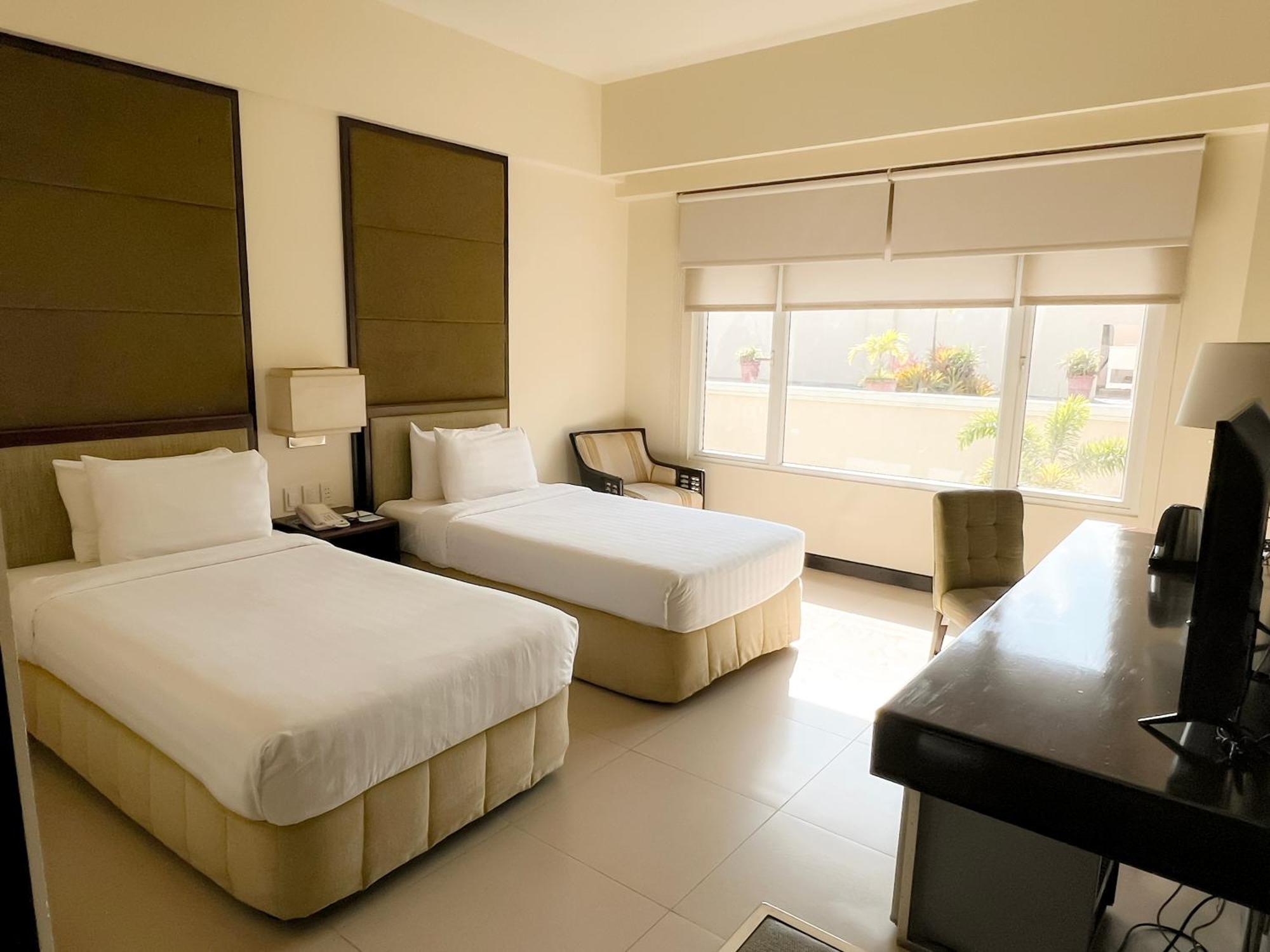 Taal Vista Hotel Tagaytay City Extérieur photo A room at the hotel