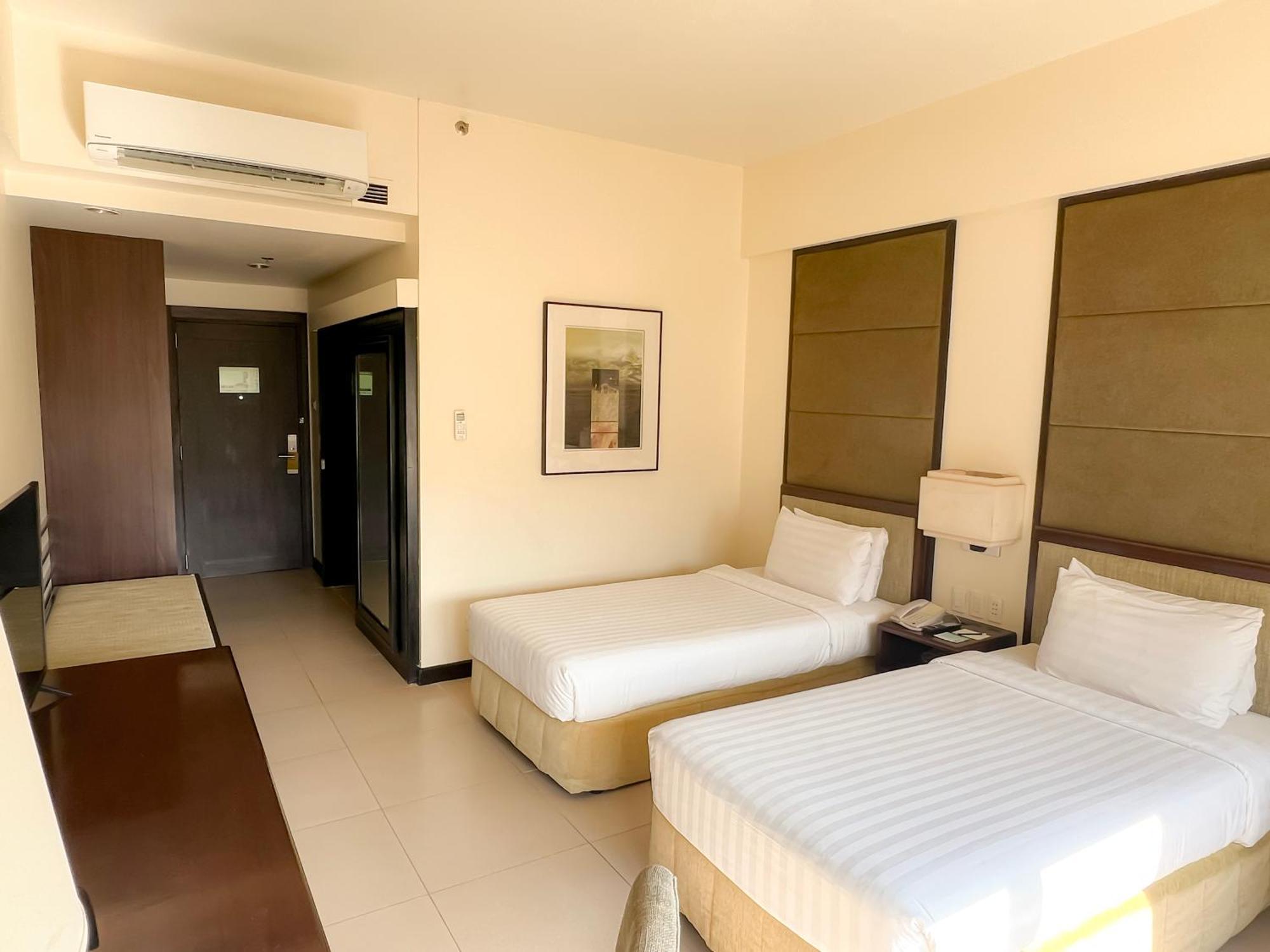 Taal Vista Hotel Tagaytay City Extérieur photo Deluxe Room