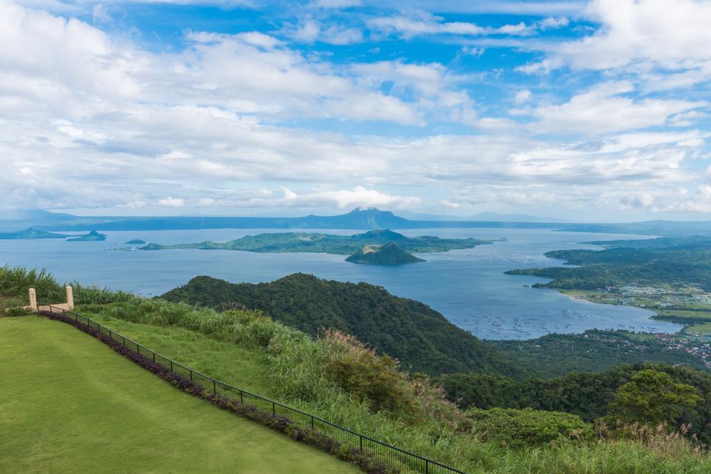 Taal Vista Hotel Tagaytay City Extérieur photo View of Taal Volcano from Tagaytay