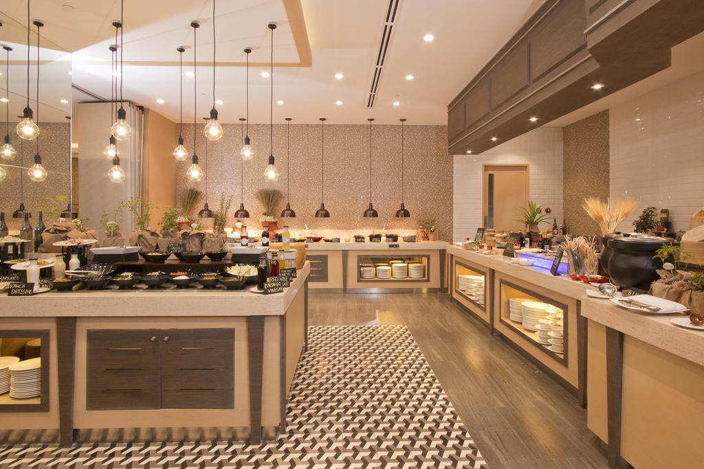 Taal Vista Hotel Tagaytay City Extérieur photo The buffet at the hotel