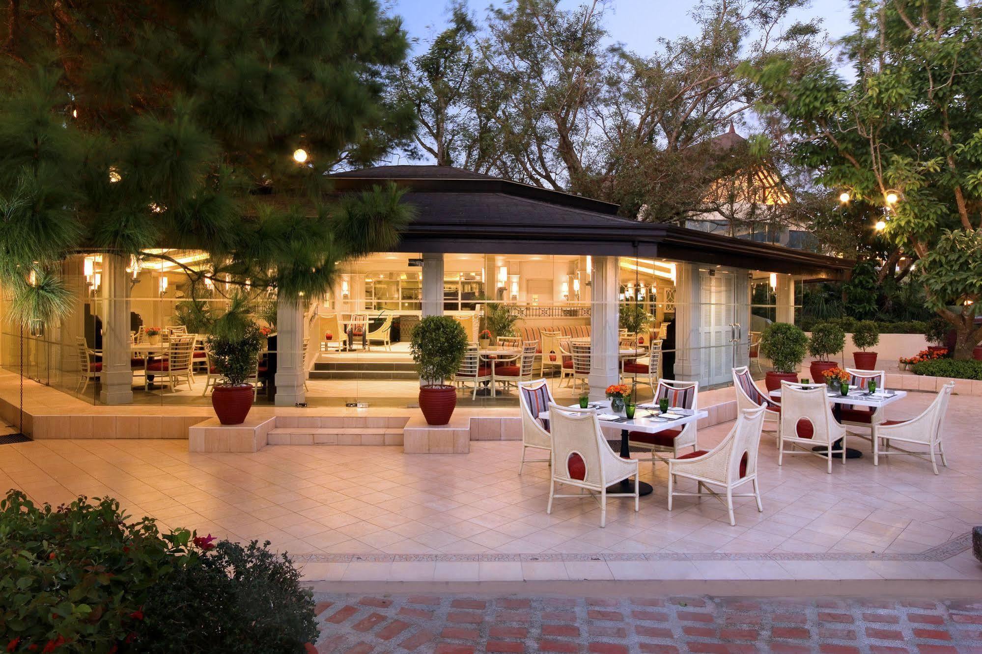 Taal Vista Hotel Tagaytay City Extérieur photo The outdoor dining area at the hotel